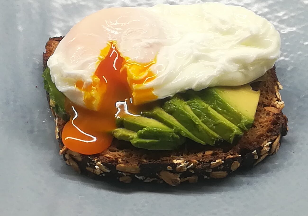 Toast avocado e uovo in camicia - NutrizionalmenteErika